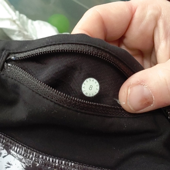 LULULEMON Speed Shorts size 8 Black, floral design - Picture 6 of 6